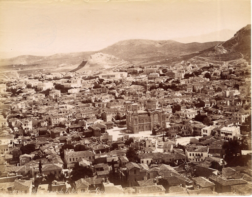 Γενική άποψη Αθήνας. Στο κέντρο δεσπόζει η Μητρόπολη, σαν κλώσα με τις μονοκατοικίες-κλωσόπουλα γύρω της (περίπου 1891-1892) 